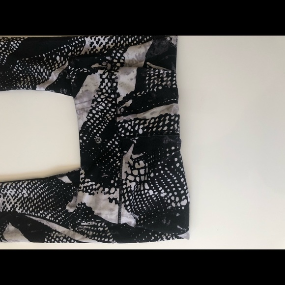 Lululemon crops - Picture 2 of 3